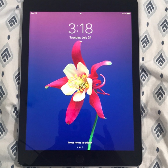 iPad - Picture 3 of 3